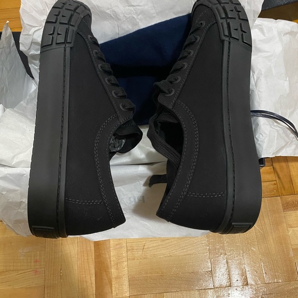 Prada - Picture 7 of 7